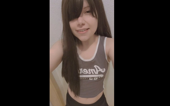 Hana Lily: Fată drăguță latino minionă călărind un vibrator imens! (Nu se potrivește...