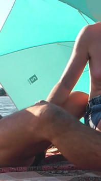 Mostro il mio cazzo davanti a tutti in spiaggia e la mia figliastra mi aiuta a sborrare - vero sesso rischioso