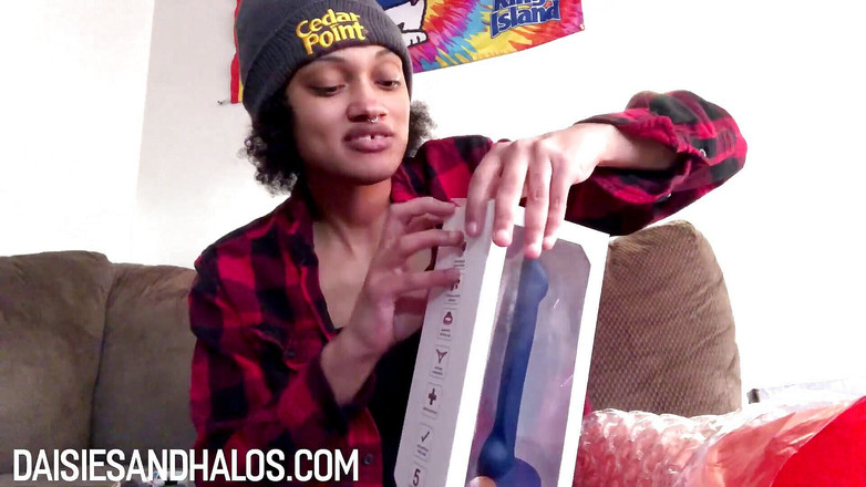 Daisiesandhalos: Unboxing con il mio dildo