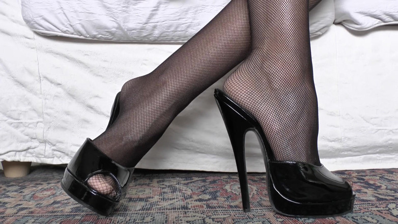 Lady Victoria Valente: Diosa de tacones altos muestra sus mulas de cuero patente...