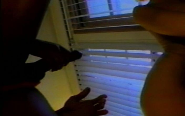Lovers Of Vintage: Bu mükemmel sarışın kızın büyük zenci yarağı tarafından sikilmesini izle