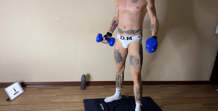 Falcon Al: У меня было много сил после вечернего пробежки, поэтому я решила сделать небольшую, домашнее 28-минутную тренировку