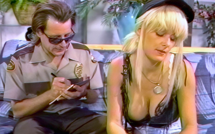 Real Sex Pass: Çizme giyen sarışın götünü parmaklatıyor ve götten sikiliyor