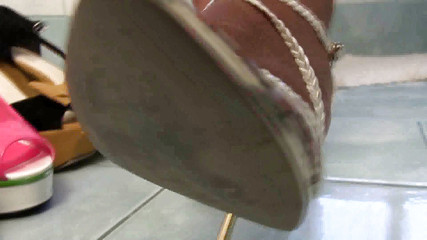 Foot Girls: Cewek nakal kulit hitam lagi asik muasin memeknya sendirian di...