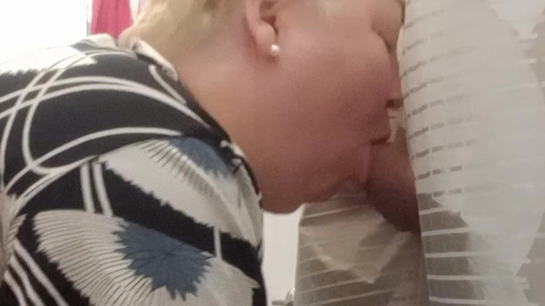 Zona901: La matrigna ha succhiato un cazzo ad un amico pensando...