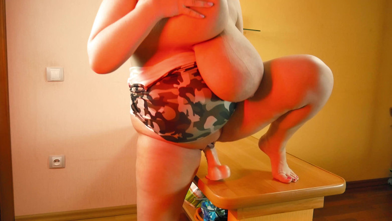 Anna Katz: Milfka s obrovskými kozami poskakuje na velkém robertku