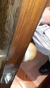 Ik betrapte een vreemde op masturberen op het toilet in een openbaar toilet en we kwamen tegelijkertijd klaar