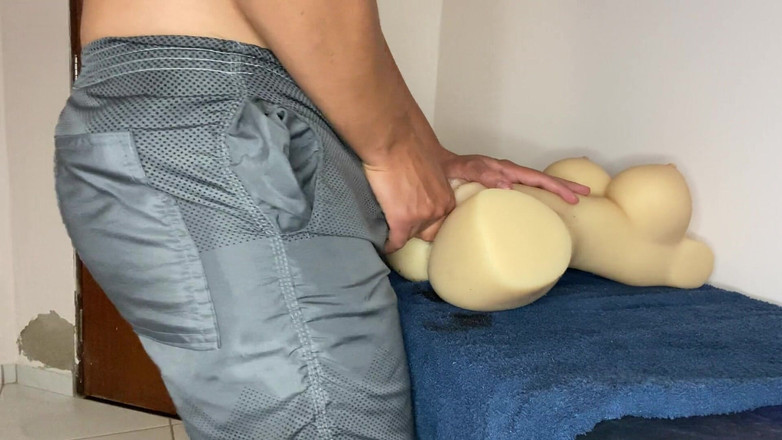 Greedy truck: Nerd ošukal sexuální panenku