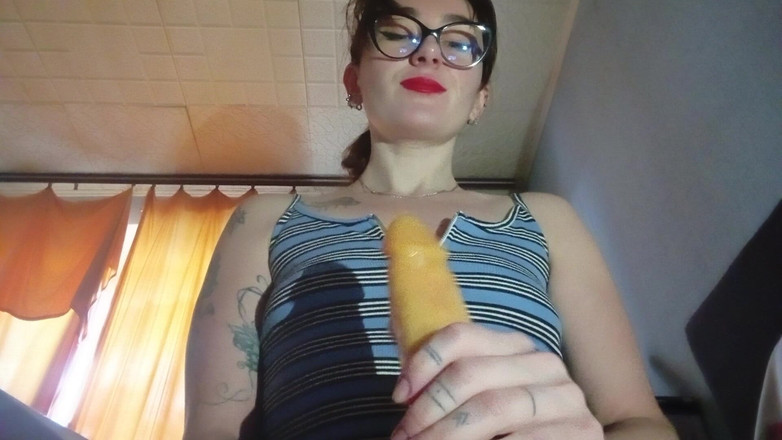 HellENXxOo: Mama vitregă învață să se masturbeze