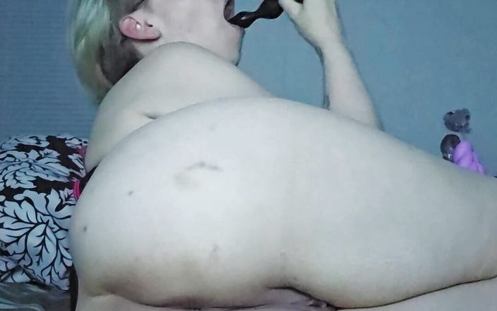 NaughtyAleena: Tiene un plug nel culo mentre scopa forte la sua...