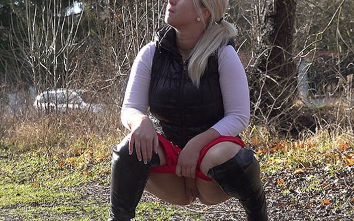 Puffy Network: Kızların işemeye geldiği got2pee'nin bisiklet yolunda yavaşça