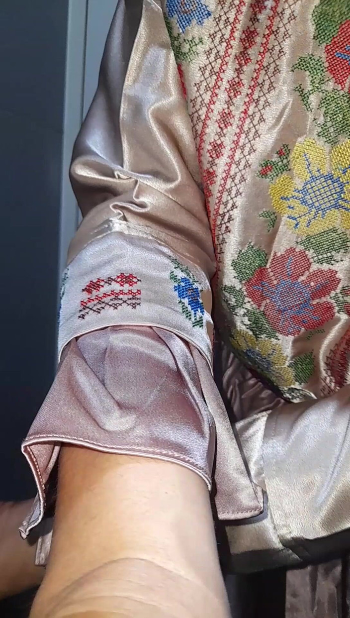 Naomisinka: Кроссдрессер в атласному наборі мастурбує