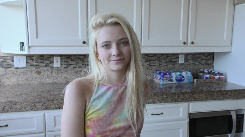 Perv Milfs n Teens: Riley Star s'enfile la bite de son beau-père pour éviter d'être...