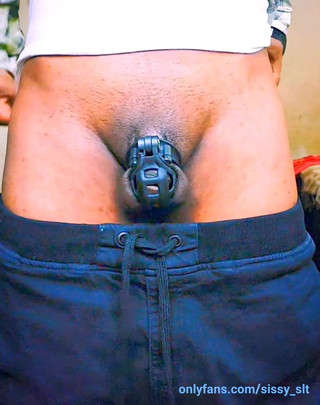 Sissy Bisexual: 愚かな弱虫は貞操ケージを着用する方法を知りません