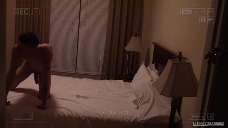 Raunchy Bastards: Prosta złamana nastolatka połyka duży ładunek