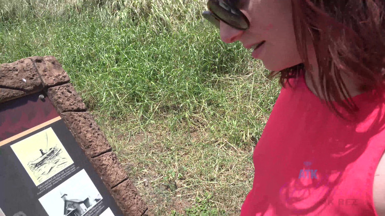 ATK Girlfriends: Emma让你在车后座上抚摸她