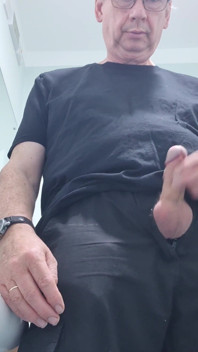 Mitternachts-masturbation und abspritzen auf der toilette