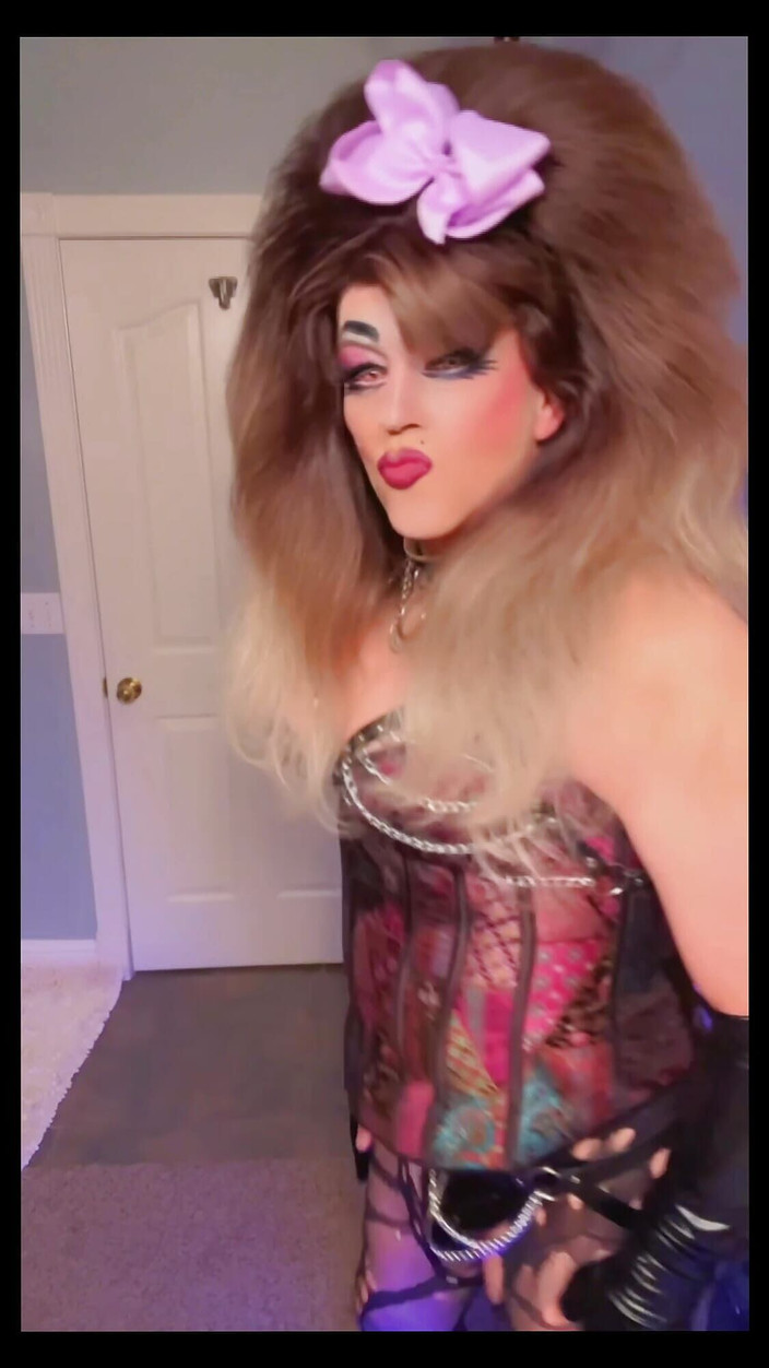 Shelly Robertss: Tuyển tập nhạc tóc to tôn sùng hút thuốc