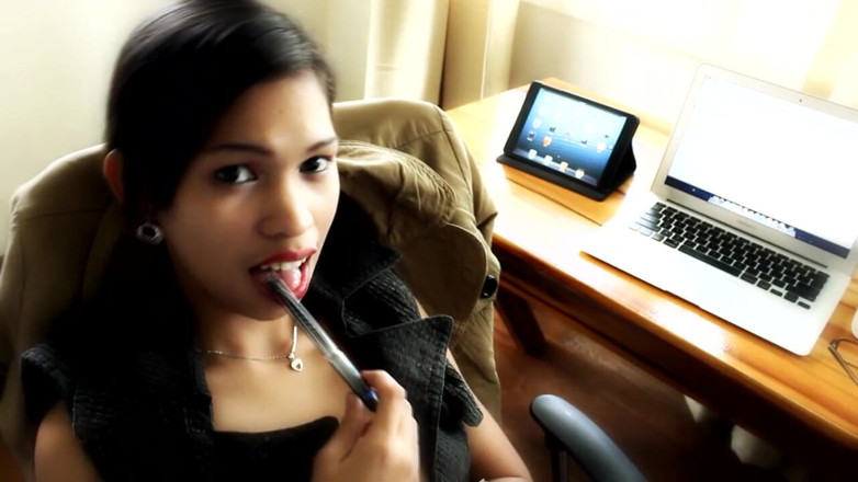 Asian Cuntz: High heeled asian secretary teasing in the office