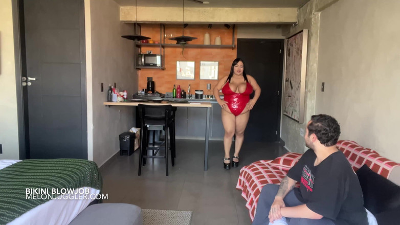 Melon Juggler: Rondborstige bbw Nayara Ledu modelleert badkleding en slikt sperma