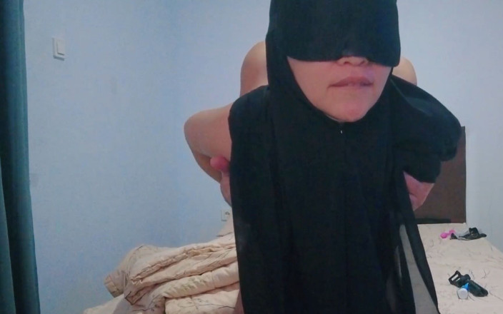 Cindo Gemoy: Indo 2026 - Bellissima moglie con hijab con la crosta in bocca -...