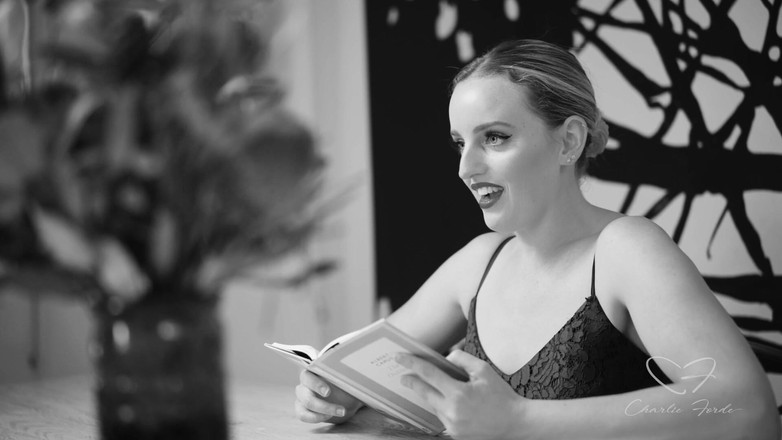 CharlieForde: Ode Ke Kesusasteraan Histerikal Yang Menampilkan Charlie Forde, Amber Moore