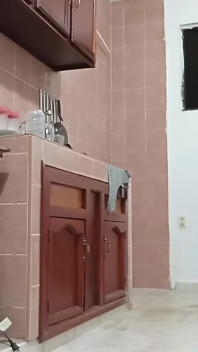 Мама-товстушка на кухні показує цицьки та стрінги