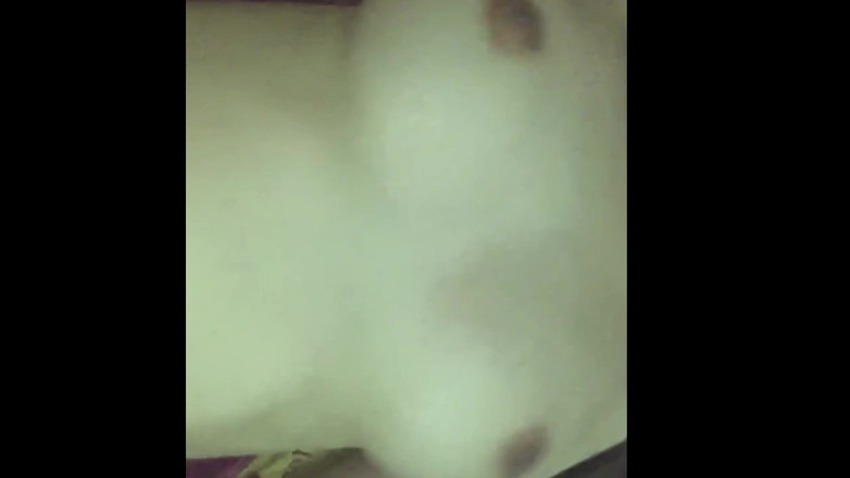 Hashini Hirunika: Scopata veloce e sborrata sulle tette