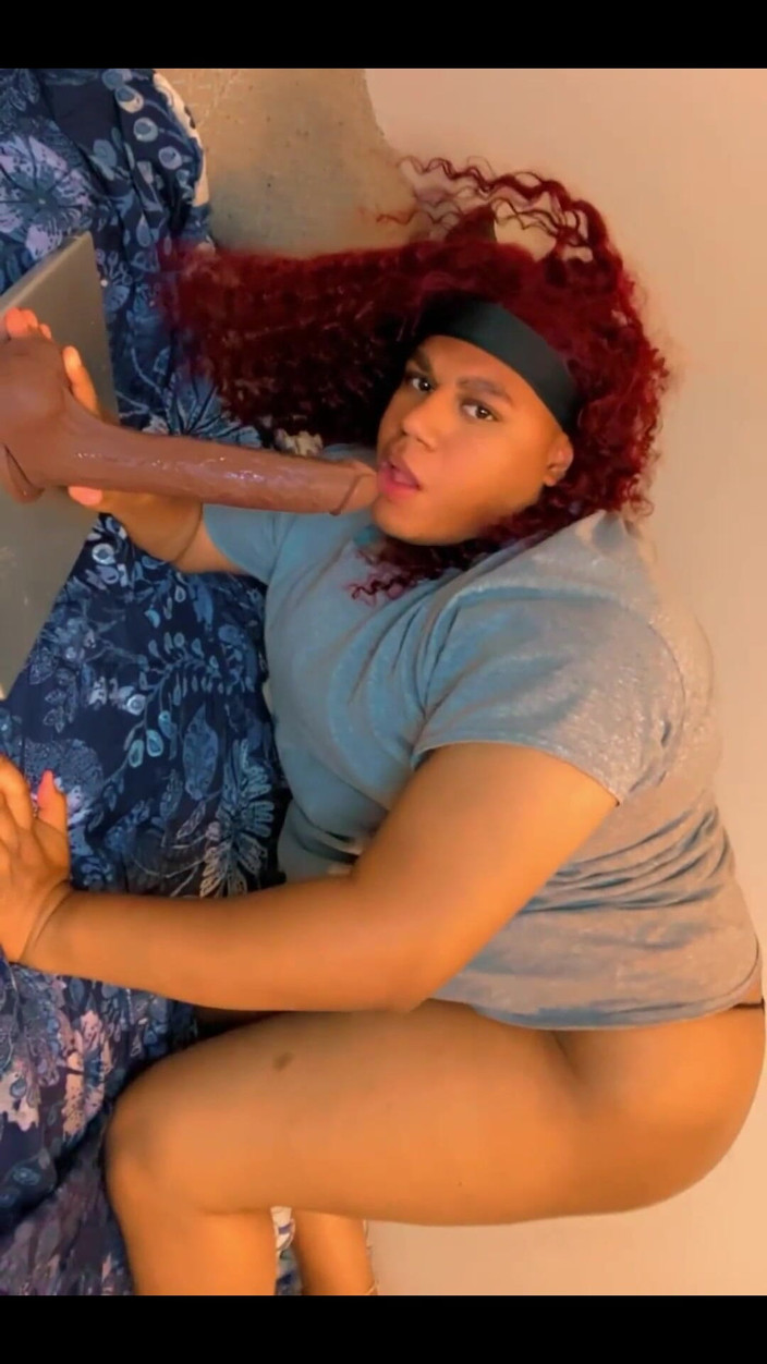 Hicktown_hoochi: 缓慢而邋遢地吮吸我的大黑色假阳具