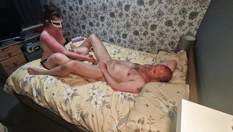 Mr D and Miss C: Istri nakal ini ngentot pantat suaminya pakai strap-on sambil dudukin...