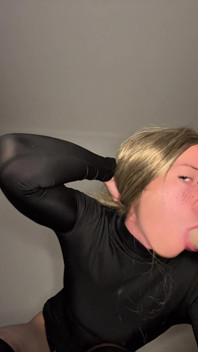 Femboy micuță fiind o fată bună