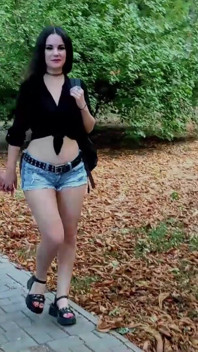 Două stăpâne lesbiene se plimbă prin parc