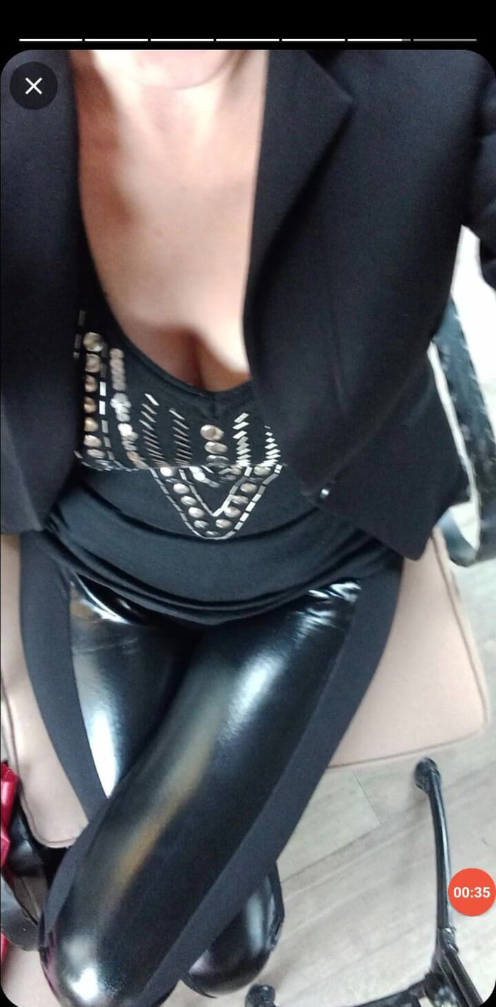 Dominatrix Redsonyja: Kırmızı tanrıça biraz oynuyor. Seni küçük zavallı solucan, yanındayken daha...