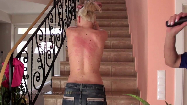 Spanking Server: Blonde cora mit nackter rückenpeitsche