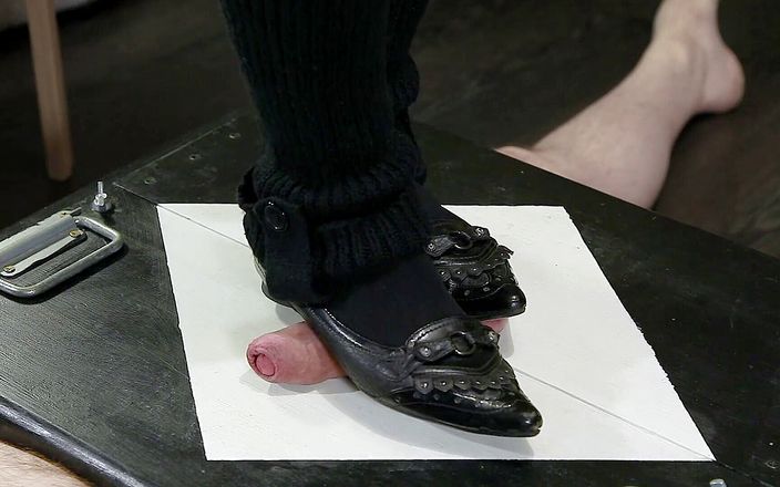 House of Era: Écrasée par des chaussures de ballet avec des guêtres CBT