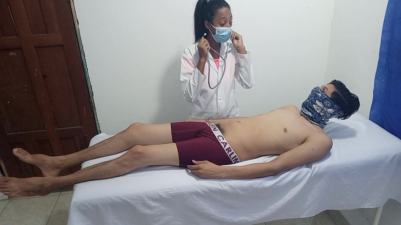 NEGRITA SEXY: Beru svého nevlastního syna do masážního centra, aby mohl mít šťastný...