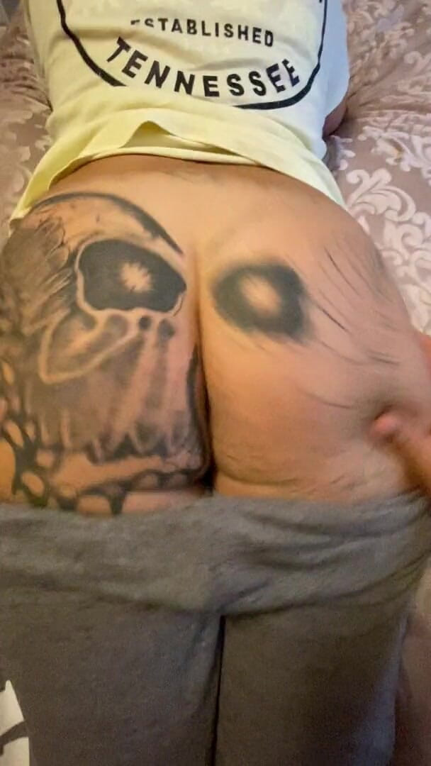 MzKiTTy91: MILF putih berpantat besar menggoncang pantatnya