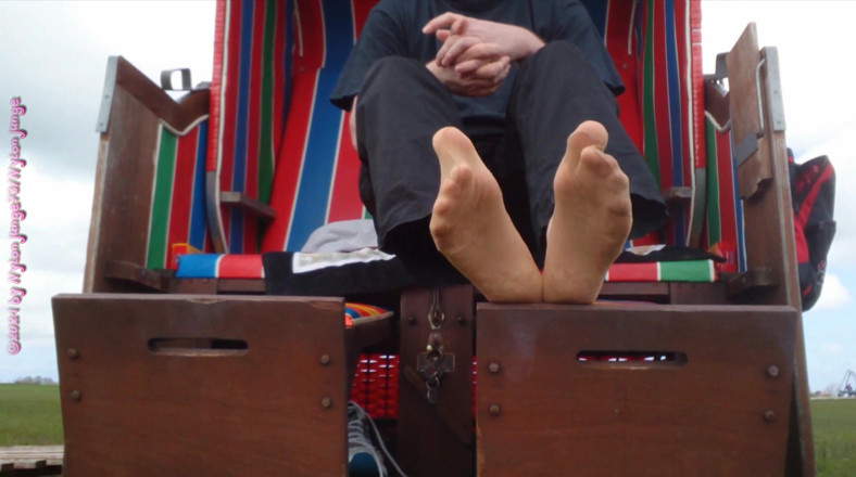 Carmen_Nylonjunge: Snapshot of my nylon feet in the beach 2 - Vacation Wangerland -