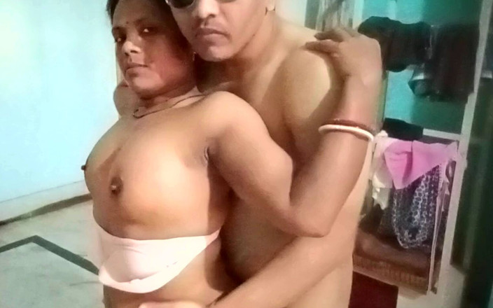 Popmini: Awek cantik berbogel penuh berkongkek tegar di atas lantai dengan...