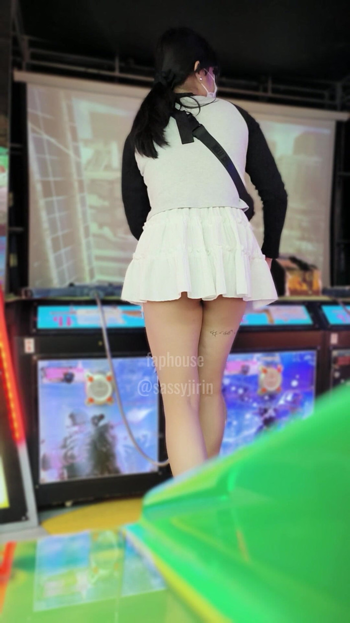 Caged sissy: 笼子娘娘腔：街机第一次尝试