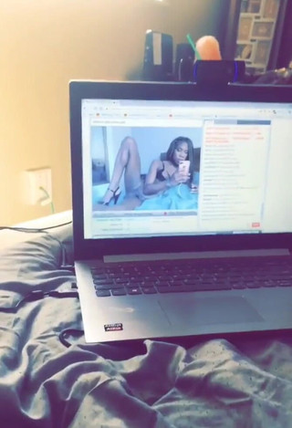 AJ180: Aj180 выглядит потрясающе на высоких каблуках