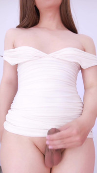 Esta sexy dama trans tiene un regalo especial para ti