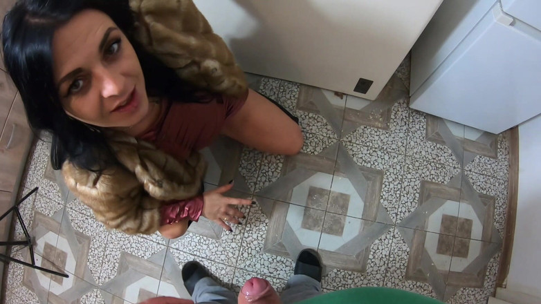 MilfyCalla: 穿着毛皮外套和靴子时大喷和玩精液 206