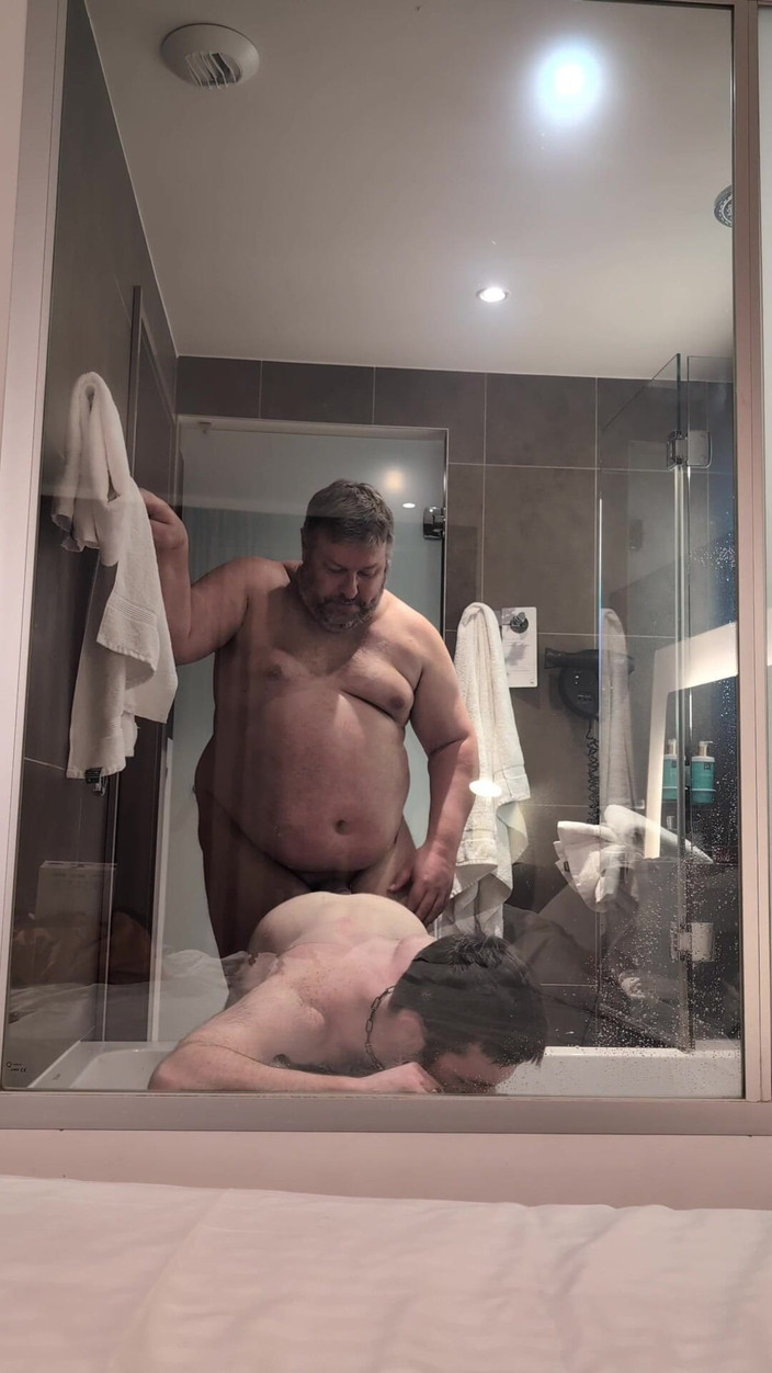 Mart_the_cat: Üvey babam beni banyoda sikiyor