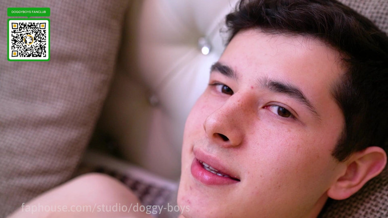 Doggy boys: Fabio valente esplora il suo culo di twink