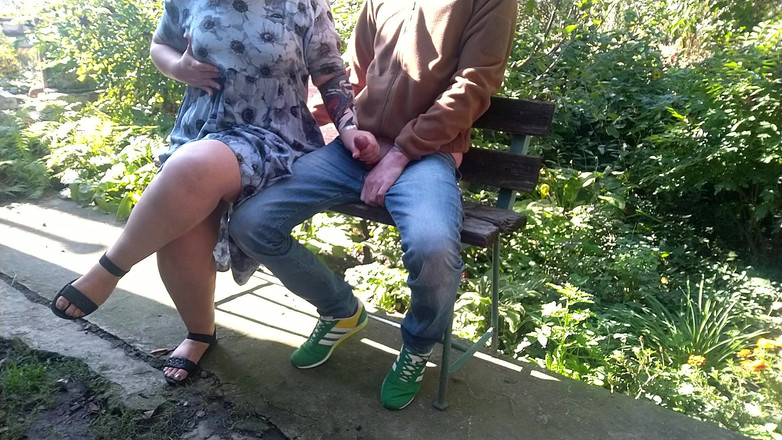 OurFetishLife: Geile schoonmoeder likt sperma van vingers na aftrekbeurt aan schoonzoon...