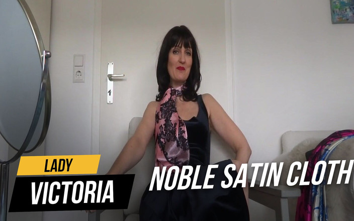 Lady Victoria Valente: Pakaian satin yang mulia pas dengan gaun beludru