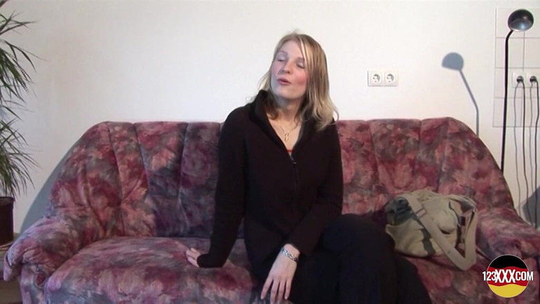 123XXX - 100% Amateurs: 欲火中烧的金发女士将假阳具塞进她体内