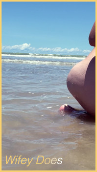 Wifey Älskar Att Njuta Av Stranden Naken