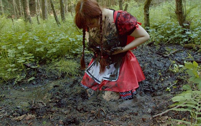 Lyndra Lynn: Roodharige kap masturbeert in de modder van het bos